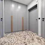 Maris By Belmont Realty 公寓 *